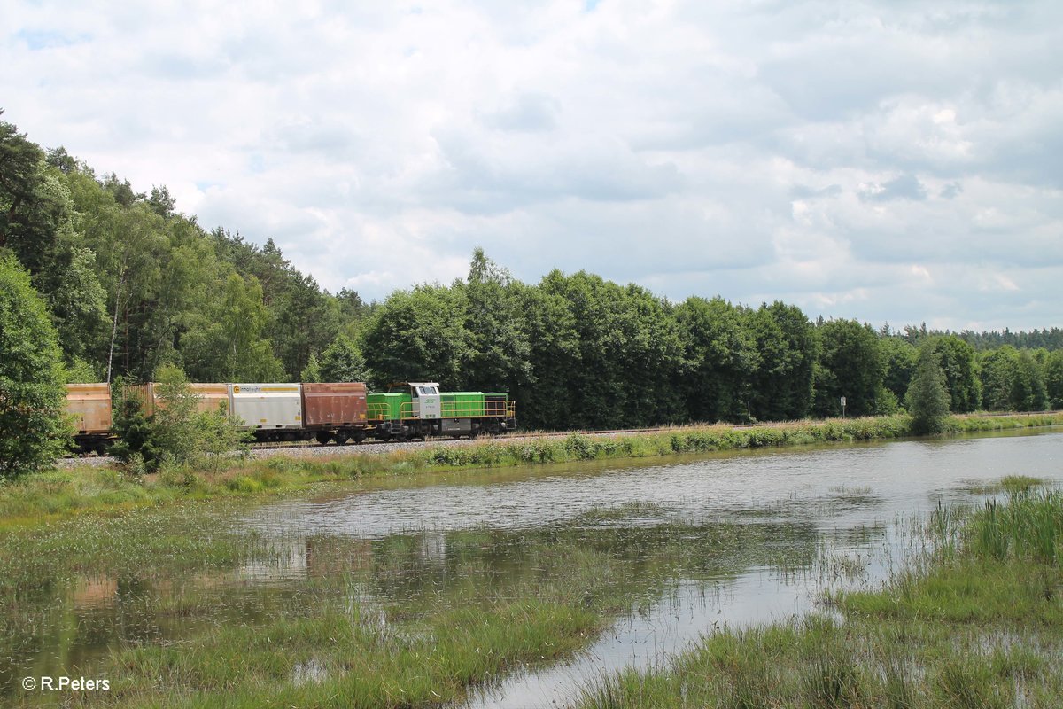 Leider aus der Falschen Richtung rollte 277 004 alias V1700.03 mit einem Hackschnitzelzug aus Wiesau nach Regensburg an mir vorbei. 09.07.16