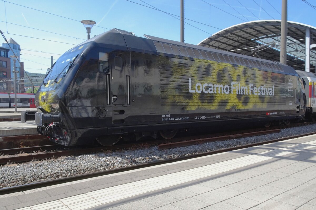 Leider etwa in Gegenlicht: SBB 460 072 wirbt für das Filmfestival von Locarno und steht am Abend von 20 Mai 2022 in Olten.