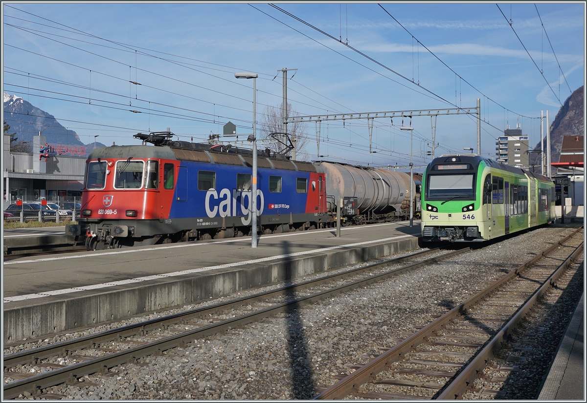 Leider etwas ungünstig gestanden; aber trotzdem zeigt das Bild bunte Farben des Bahnalltags: In Aigle ist die SBB Re 6/6 11669 (Re 620 069-5 ) Hägendorf  mit einem Güterzug in Richtung Wallis unterwegs, während auf dem Schmalspurgleis am gleichen Bahnsteig der TPC Beh 2/6 546 auf die Abfahrt nach Chambéry wartet. 

9. Februar 2026