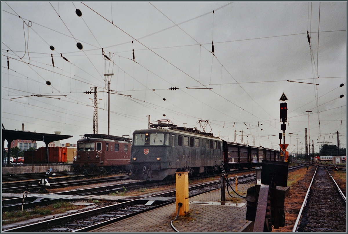 Leider ist die Nummer dieser Ae 6/6  bei der Einfahrt in den Badischen Bahnhof von Basel nicht zu erkennen. 

Analogbild vom Juli 2005