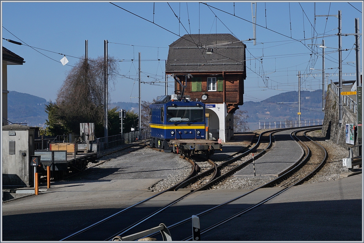 Leider nur als Nachschuss erwischt: der MOB Gem 2/2 2502 verlässt in Chamby die Strecke nach Les Avants und wird auf abzweigende Strecke nach Blonay geleitet. Ziel war wohl die Museumsbahn, denn in Blonay habe ich die Gem 2/2 anschliessend nich gesehen.
15. Feb. 2017