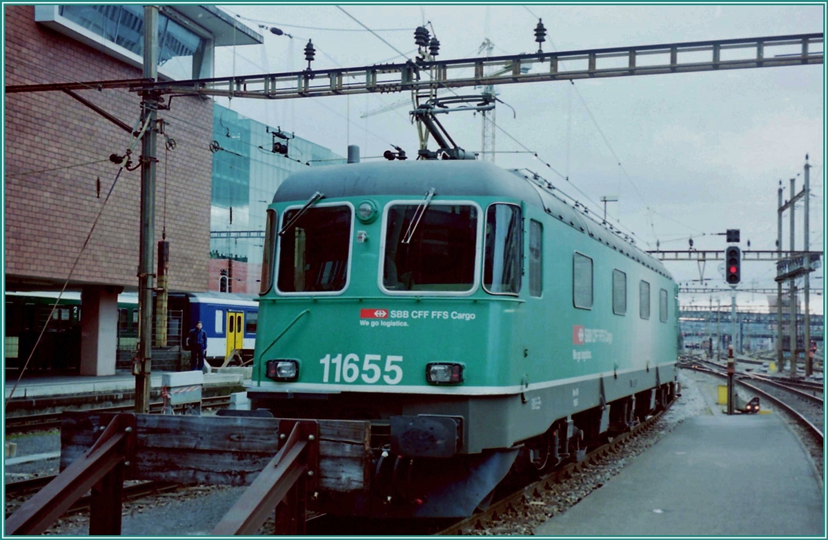 Leider nur als qualitativ  verbesserungswürdiges Analogbild habe ich dieses Foto der SBB Re 6/6 11655 in eine SBB Cargo-Anstrich, der sich (leider) nicht durchsetzte.
Basel im Februar 2000