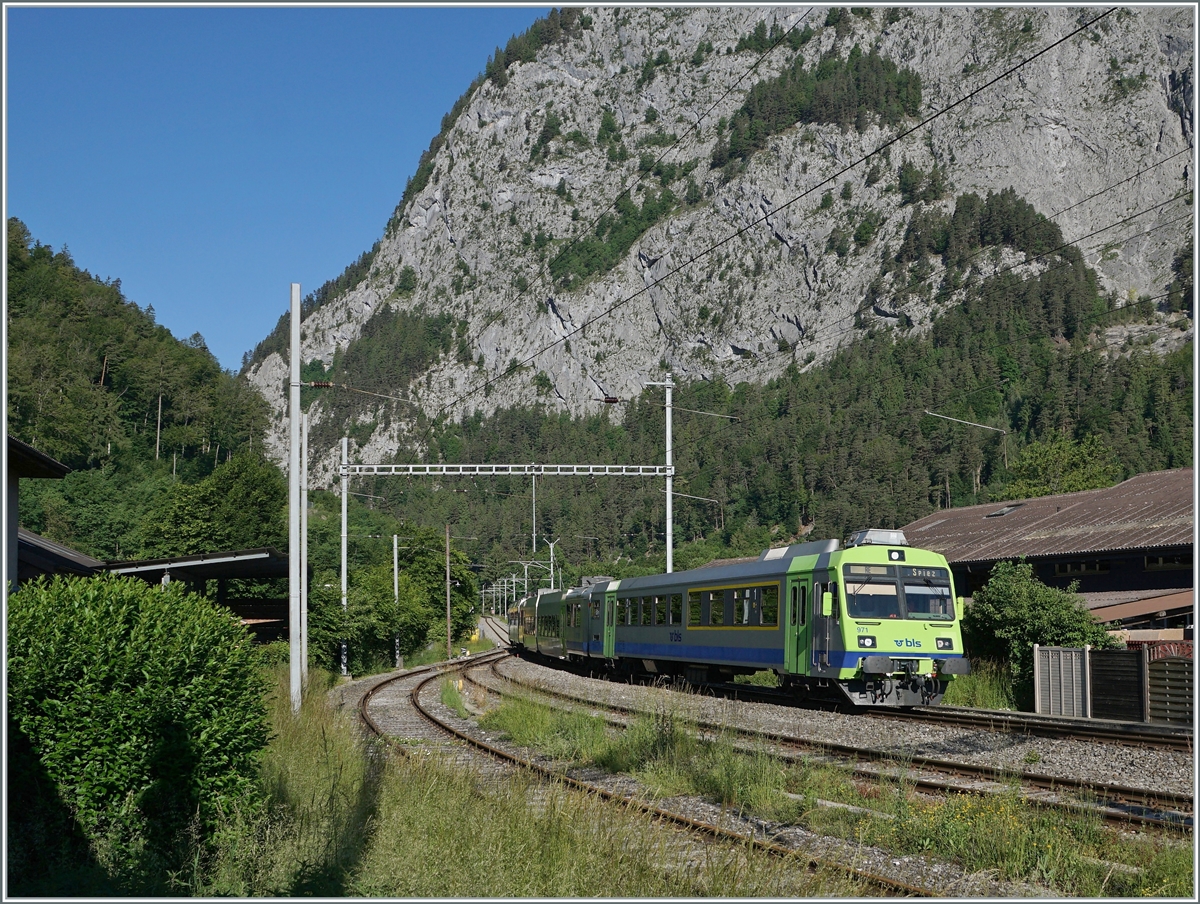 Leider  nur  ein BLS NPZ statt eines EW III Pendelzugs erreicht als RE von Zweisimmen nach Spiez den Bahnhof von Wimmis.

14. Juni 2021