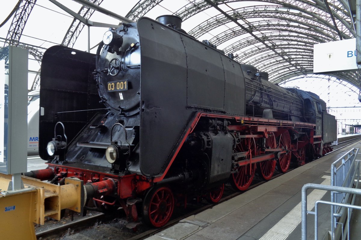 Leider stand 03 001 weniger intelligent in Dresden Hbf aufgestellt whrend das dampfloktreffen: 8 April 2017