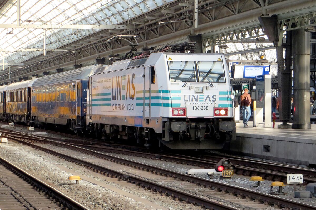 Leider in unschne Lichtverhltnisse (Gegenlicht, Bahnsteighalle) aber doch: am 14 April 2022 steht Lineas 186 258 (mit ein Dankeschn fr das Sorgpersonal whrend der COVID_19 Krise) am Kops der VSOE nach Venezia Santa-Lucia in Amsterdam Centraal. Die 186 258 wird dieser Zug bis Schaerbeek schleppen, wo eine NMBS HLE18 die Stfe nach Aulnoye-Aymeries bernimmt. Dort steht eine SYBIC Baureihe 26000 aufs Program und die Schleppt die (dann schlafende) Reisenden nach Lyon, wo die letzte Stfe mit wahrscheinlich eine Astride BB36300 volzogen werden soll.