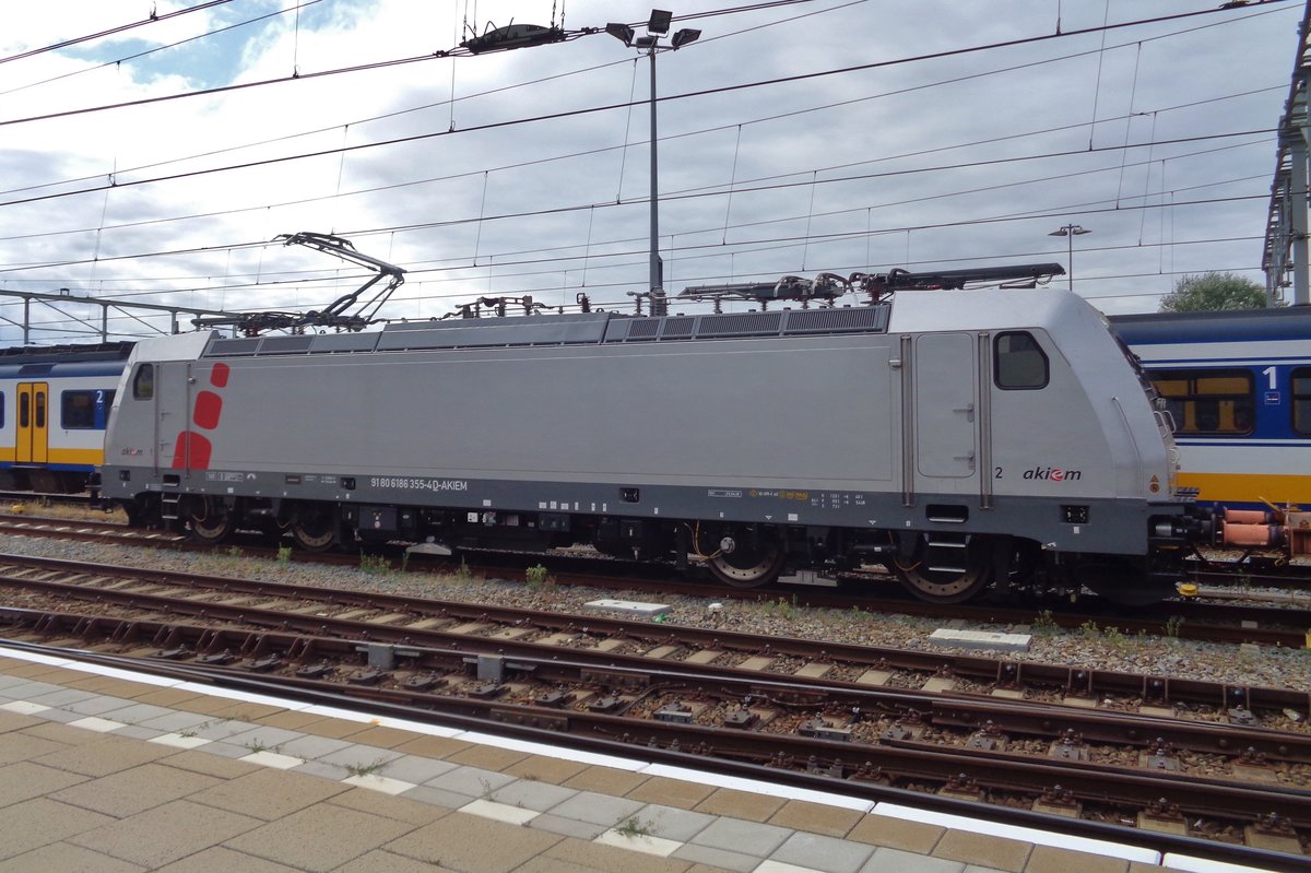 Leider war den Bahnsteig zu kurz... Akiem 186 355 verlässt Nijmegen am 20 Augustus 2018.