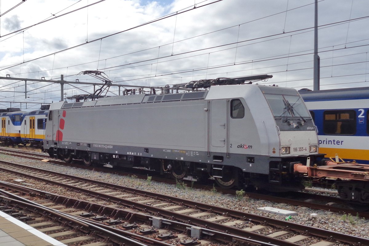 Leider war den bahnsteig zu kurz... Akiem 186 355 verlässt Nijmegen am 20 Augustus 2018.