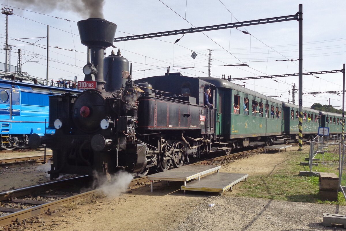 Leider was der Morgen von 22 September 2018 ins Bw von Ceske Budejovice wölkig während der Passage von 310.093 samt Sonderzug am Tag der Eisenbahn 2018.