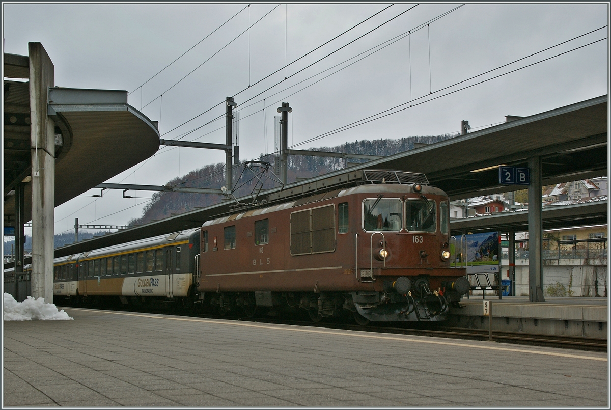 Leider werden ab Fahrplanwechsel die Re 4/4 GoldenPass-Pendelzüge ersetzt, Grund genug, nochmal trotz dunklem Wetter ein paar Bilder zum machen.
Spiez, den 23. Nov. 2013