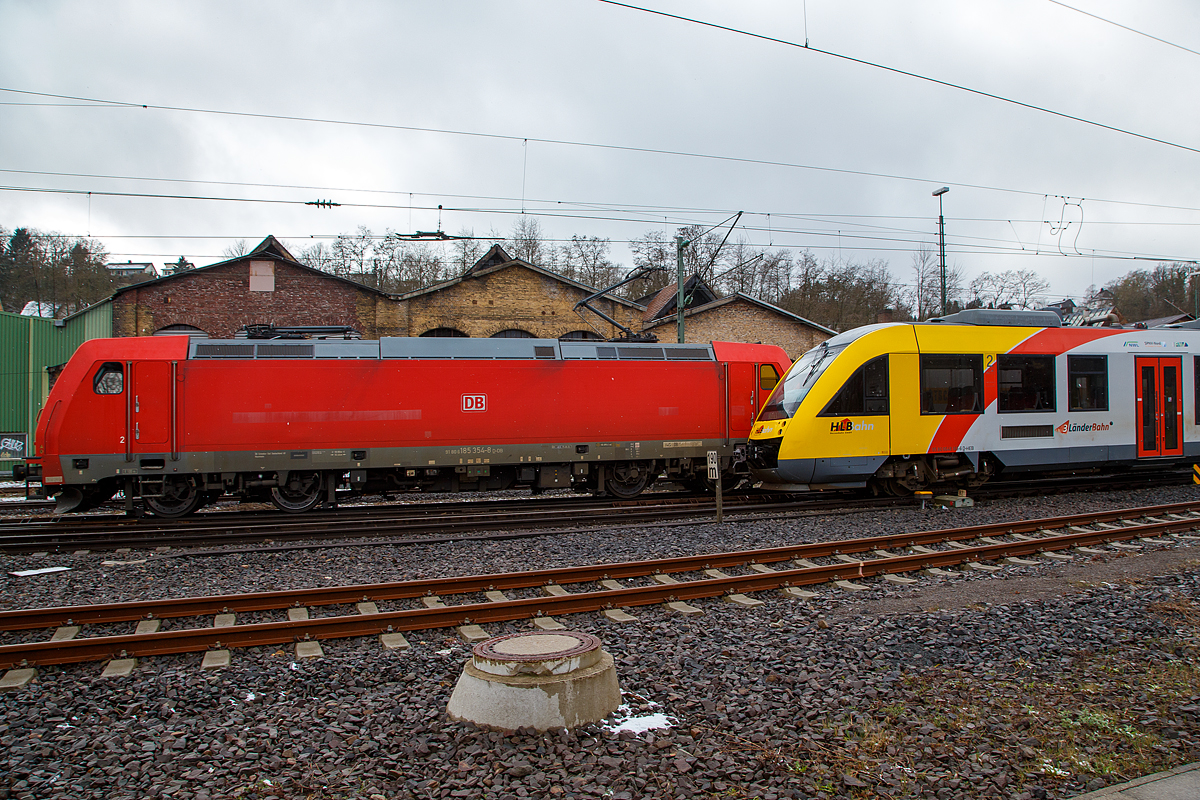 Leider zugefahren....
Während vorne der VT 266 (95 80 0648 166-6 D-HEB / 95 80 0648 656-6 D-HEB) ein Alstom Coradia LINT 41 der HLB (Hessische Landesbahn), am 06.04.2021 in Betzdorf (Sieg) aus der Abstellgruppe auf Gleis 106 einfährt und dort als RB 93 „Rothaarbahn“ nach Bad Berleburg bereitgestellt wird. Fährt dahinter aus Gleis 105 die 185 354-8 (91 80 6185 354-8 D-DB) der DB Cargo AG, mit einem KLV-Zug durch Betzdorf (Sieg) in Richtung Siegen.
