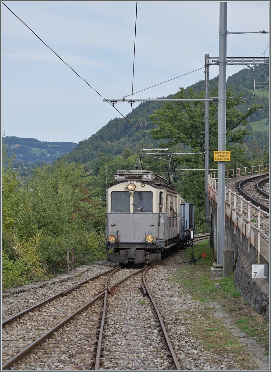Les chemins de fer disparus - Die verschwundenen Bahnen (LLB 1915 - 1967) Der Leuk Leukerbad Bahn Triebwagen mit der Anschrift ABDeh 2/4 N° 10 erreicht mit seinem Museumszug N° 1009 von Blonay kommend den Bahnhof von Chamby.

13. September 2025