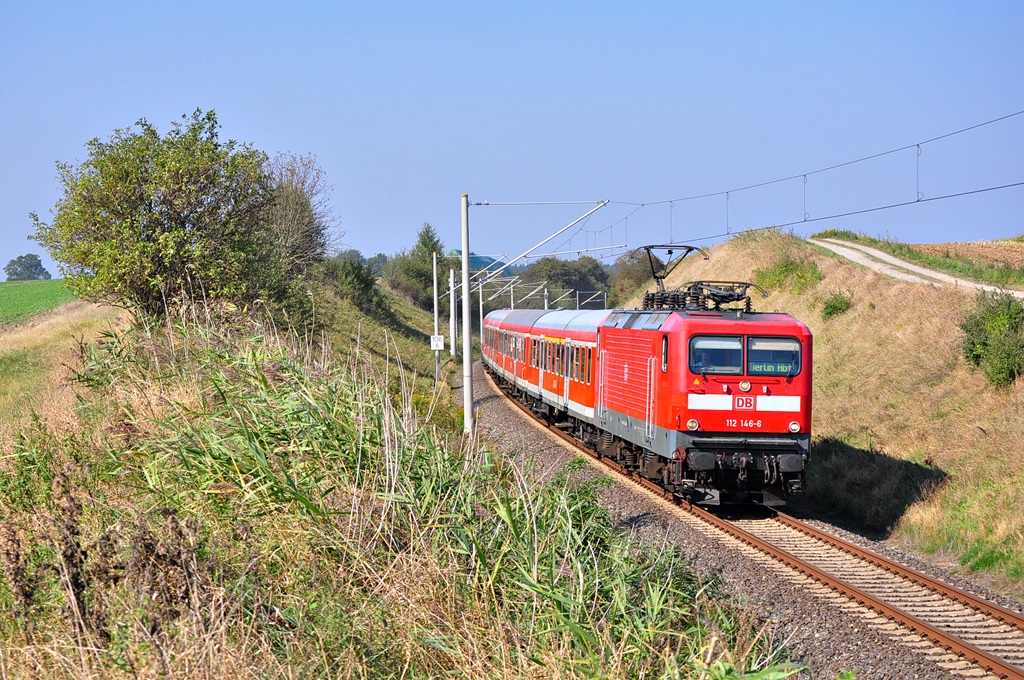 Letzmalig verkeherte heut der IRE 18539 von Rostock nach Berlin.Hier rauscht die 112 146 mit dem Zug kurz nach dem Start in Rostock in Richtung Kavelstorf.