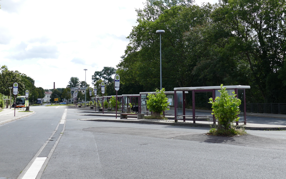 Letztes Bild mit Kraftomnibus vor dem Umbau. Der FLIXBUS Gera - Berlin  f�hrt am 08.08.2021 noch einmal die alte Haltestelle an, bevor am 09.08.2021 die Umbauarbeiten an der Schnittstelle Bahn/Bus in Zeitz beginnen.