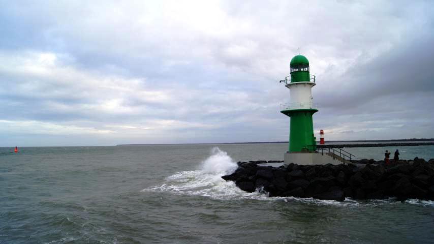 Leuchtturm Ostmole Einfahrt Seehafen Rostock am 10.01.14 bei frischer Brise.