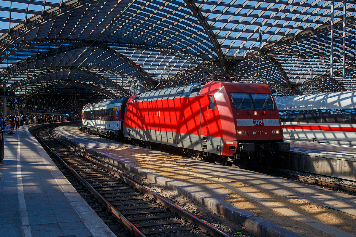 Licht und Schatten unter der bzw. durch Bahnsteigüberdachung vom Hbf Köln....
Die 101 120-4 (91 80 6101 120-4 D-DB) hat am 12.08.2022 mit einem Schweizer SBB EC den Hbf Köln erreicht.

Die Lok wurde 1998 von ABB Daimler-Benz Transportation GmbH (ADtranz) in Kassel unter der Fabriknummer 33230 gebaut.
