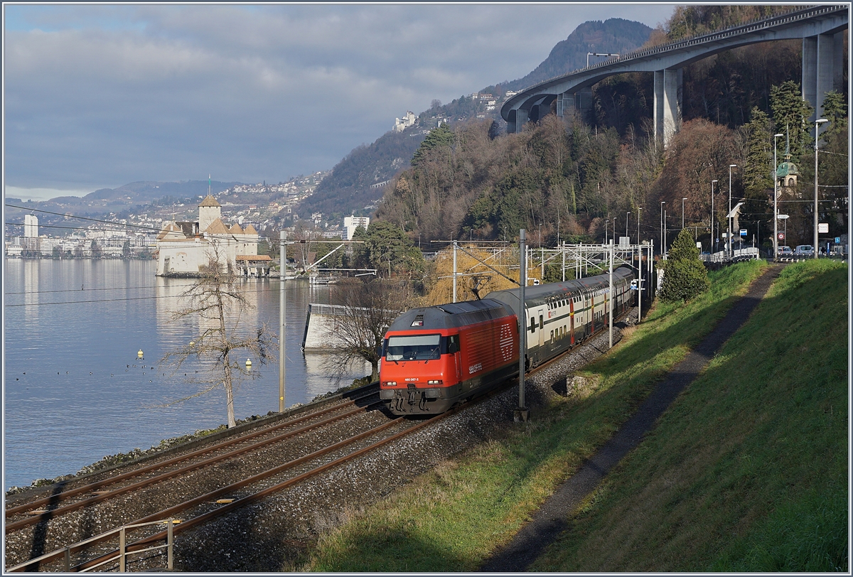 Lichttechnisch gesehen kam der IR 90 1715 nicht eine Sekunde zu früh: Die SBB Re 460 067-2 zieht die IC 2000 Wagengarnitur beim Château de Chillon Richtung Brig. Seit dem Fahrplanwechsel verkehrt zur Verbesserung der Pünktlichkeit ein IR 90 Umlauf mit Doppelstockwagen in den sonst weiterhin von EWIV geprägten IR90 Zügen zwischen Brig und Genève. 4. Januar 2020