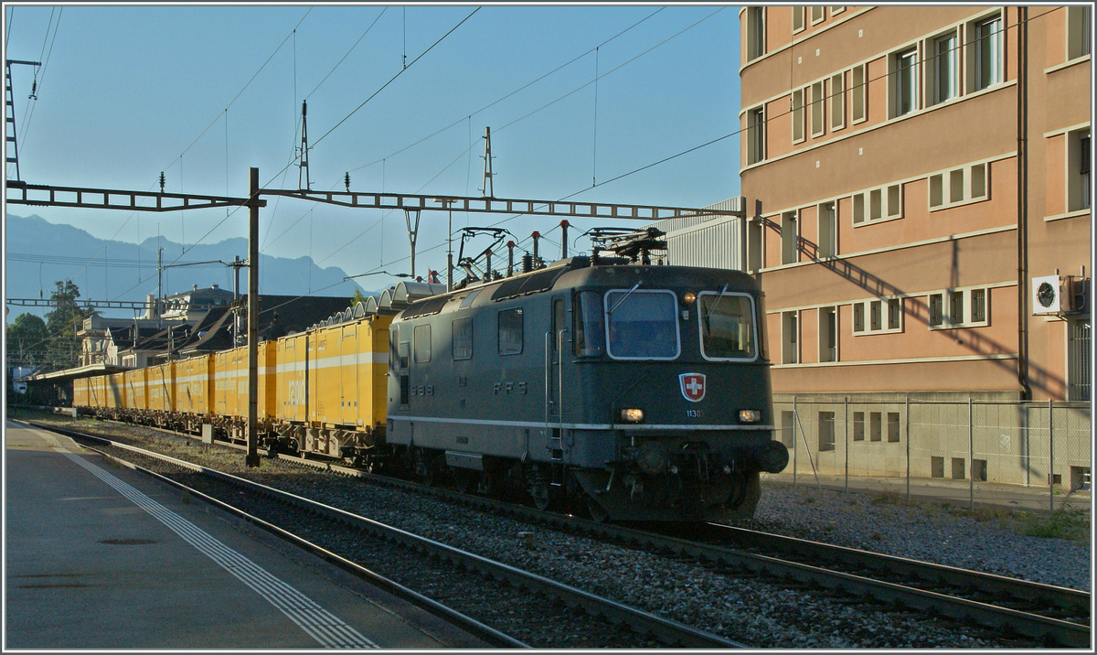 Lichttechnisch nicht ideal, aber da die grnen Re 4/4 II selten sind habe ich doch abgedrckt.
 Re 4/4 11303 mit einem Postzug in Vevey.
3. Sept. 2013