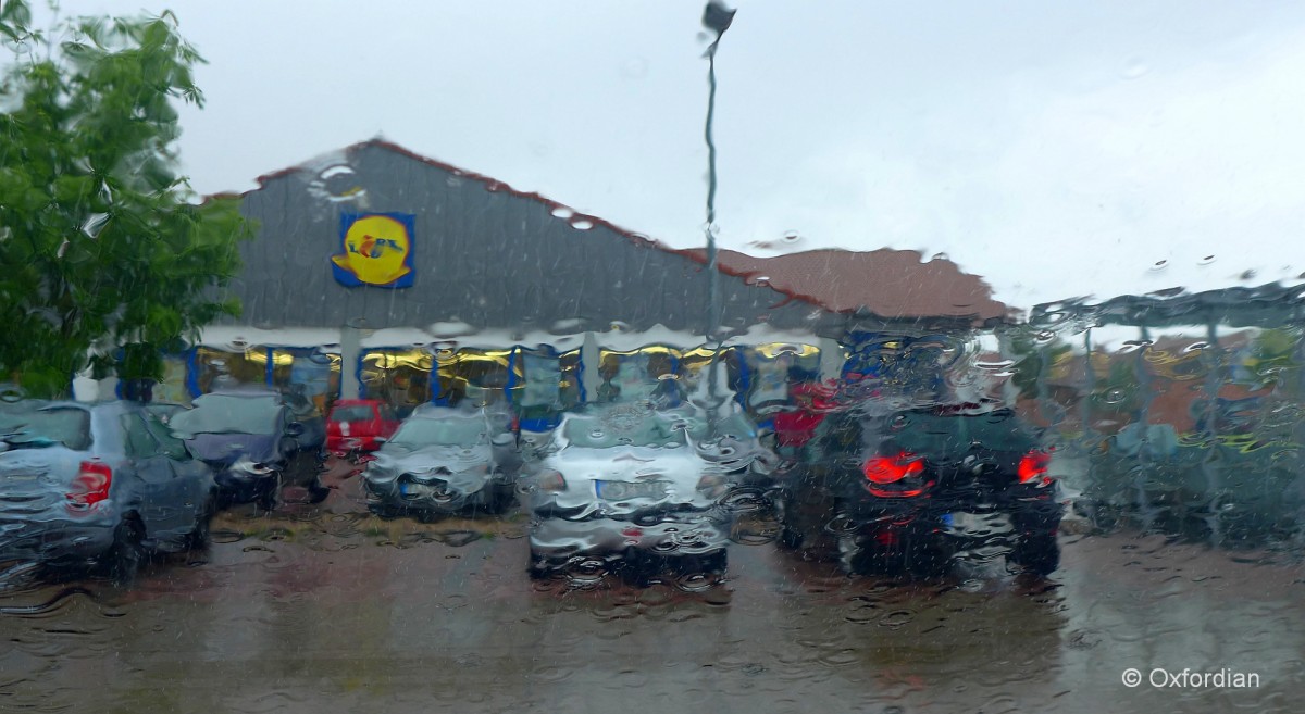 LIDL shopping in the rain. Munster (Oertze) in July 2015.