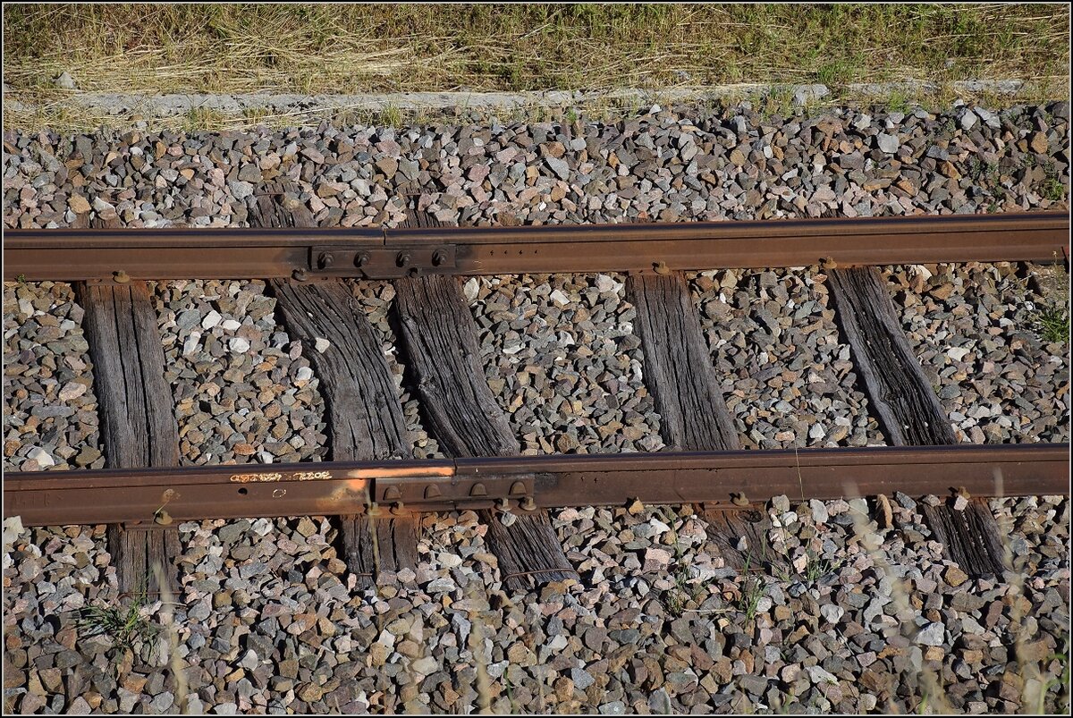 Ligne des Horlogers.

Ab Gilley wird wieder auf alten Gleisen gefahren, mit Schienenstössen und uralten Holzschwellen. Juni 2022.