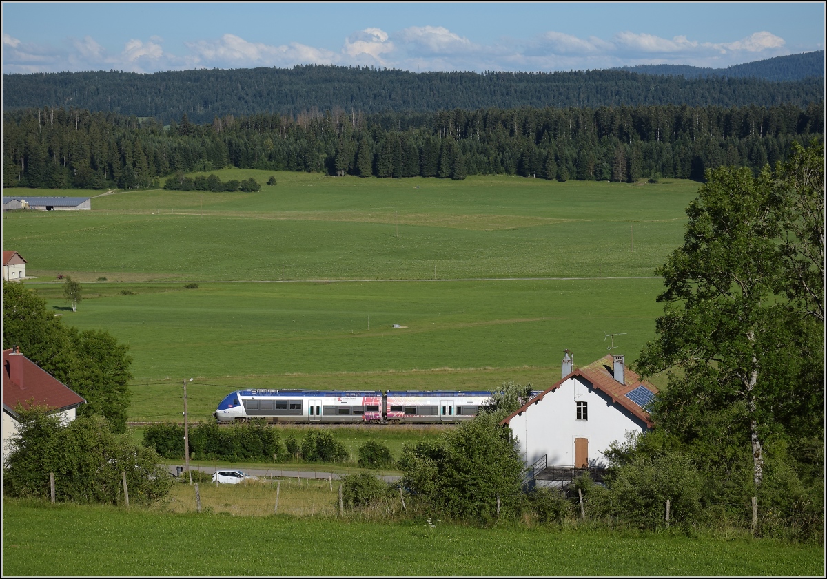 Ligne des Horlogers.

Vom Col de Tonet kommt ein unbekannt gebliebener X 76500 herunter gefahren. Die Schienenstösse kündigen den Zug lange vorher an. Das eigentlich unspektakuläre Bild zeigt einen Blick in die Jurahochebenen, die der Zug zwischen dem Doubs und Besançon durchfahren muss. Hier keine 40 m unterhalb des Tonet-Tunnels. Im Hintergrund die Wälder um Morteau. Ganz absichtlich ist das Bild jedoch nicht entstanden, der Zug kam unerwartet aus der anderen Richtung. Gilley 2022.