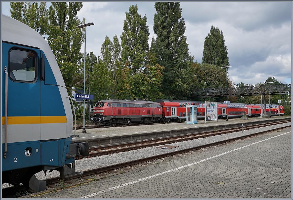 Lindau Hbf: Während links im Bild (nur angedeutet) eine Alex 223 auf die Abfahrt wartet, fährt im Hintergrund eine DB 218 zu Betankung auf die Wartungsgleise. 

24. Sept. 2019