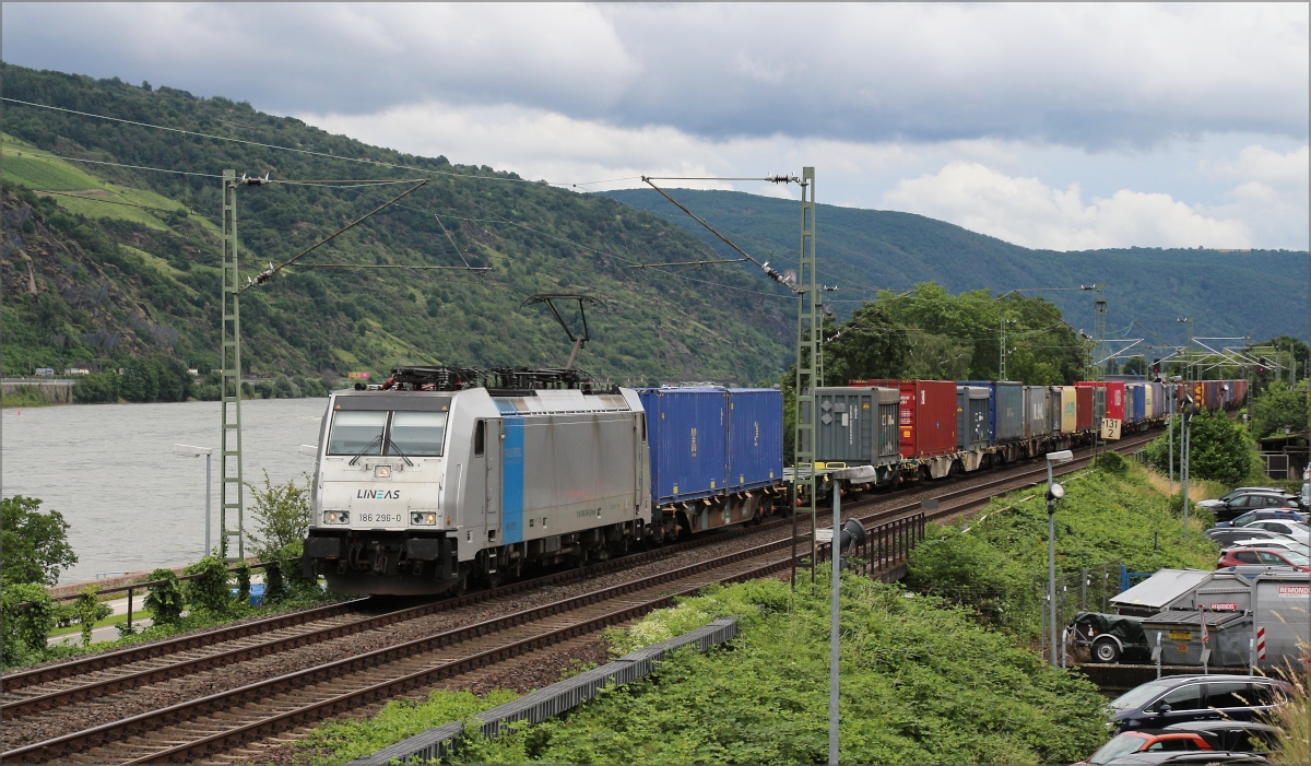 LINEAS 186 296 mit Containerzug in Richtung Norden am 06.07.21 in Oberwesel. Der aufmerksame Betrachter erkennt am linken Bildrand Boxxpress 193 835 auf der rechten Rheinstrecke in Richtung Norden