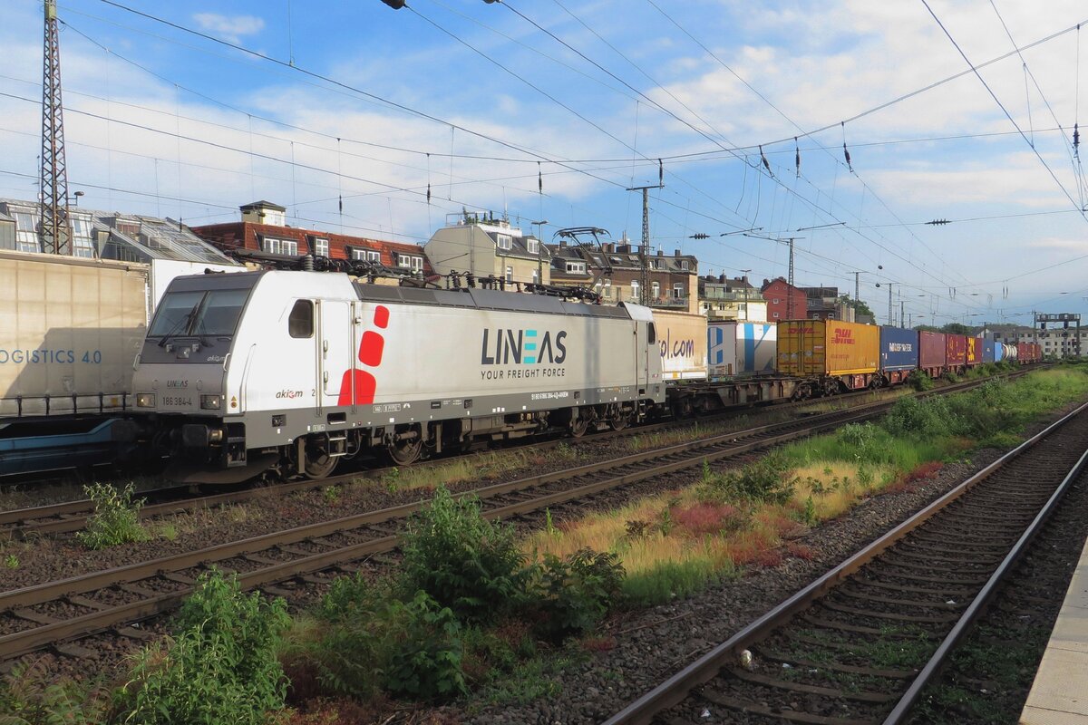 Lineas 186 384 schleppt am 19 Mai 2022 ein KLV durch Kln West.