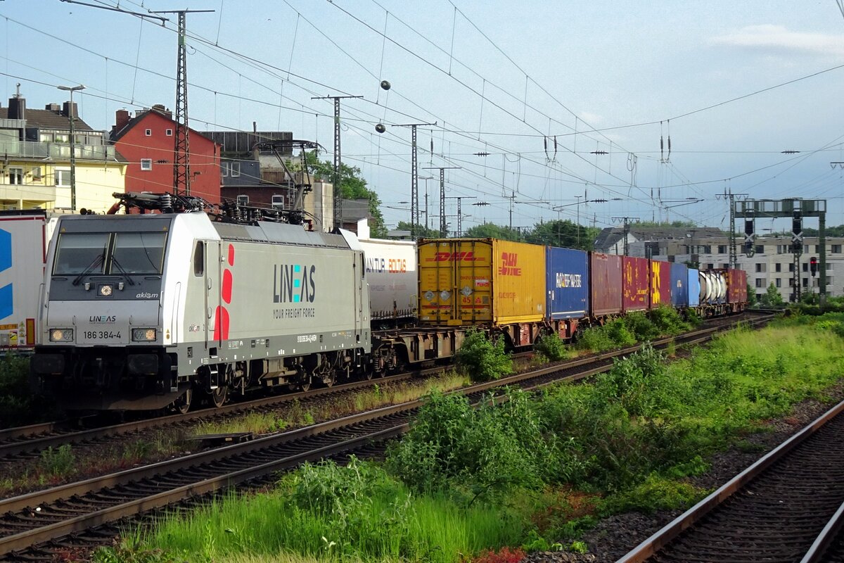 Lineas 186 384 zieht ein Containerzug durch der Quasi-Biotop von Kln West am 19 Mai 2022.