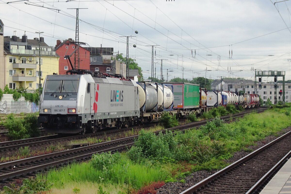 Lineas 186 387 zieht am 19 Mai 2022 ein KLV durch Köln West.