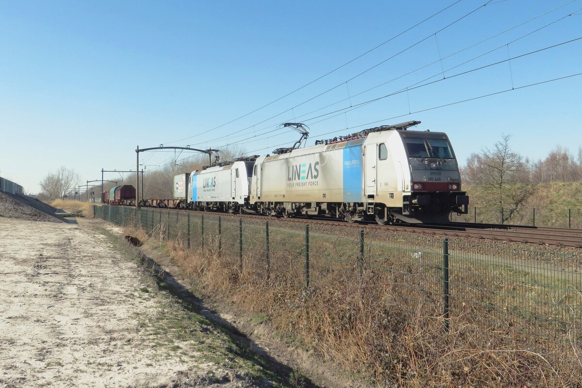 Lineas 186 449 zieht ein Kollegin und ein kuzer Mischer durch Tilburg-Reeshof am 18 Mrz 2022.