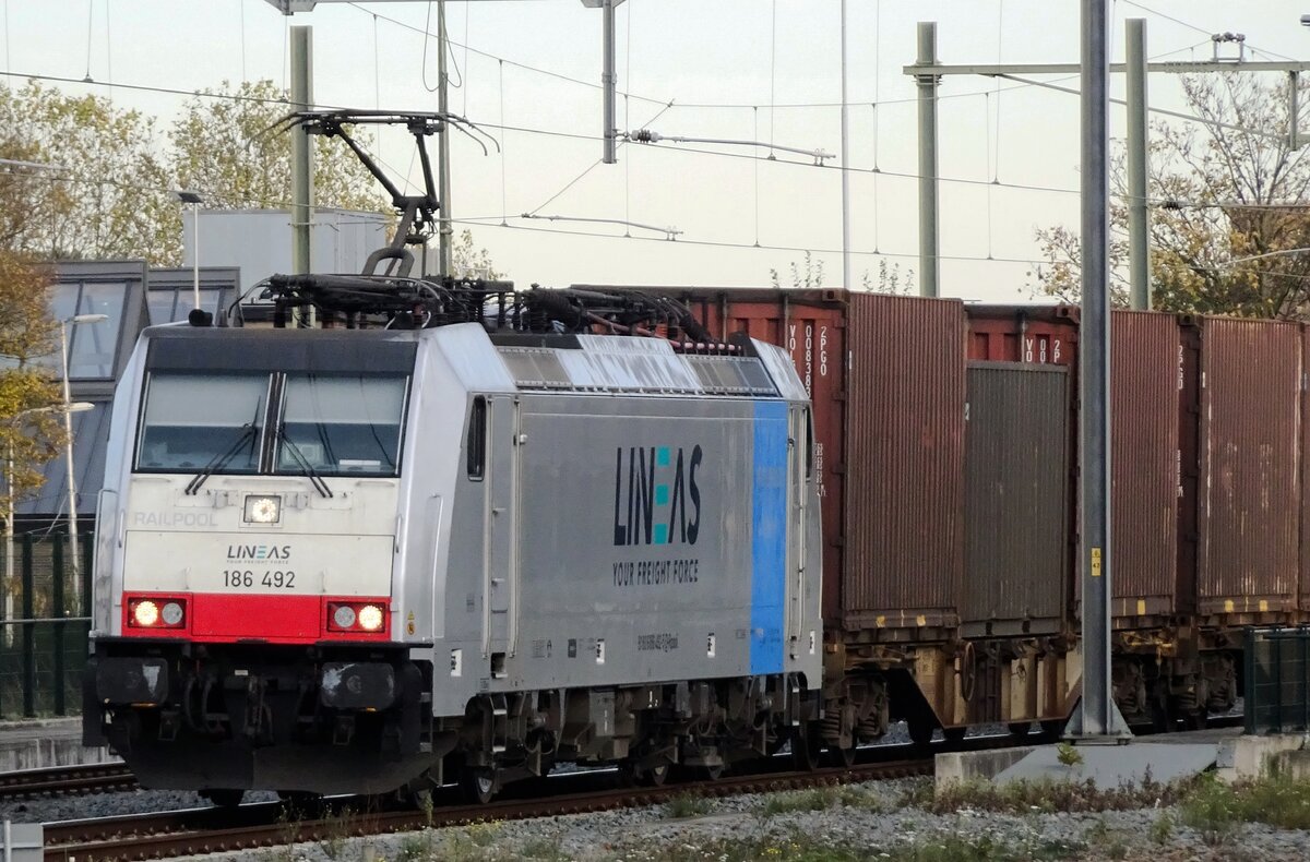 Lineas 186 492 zieht ein KLV durch Tilburg am 11 November 2022.