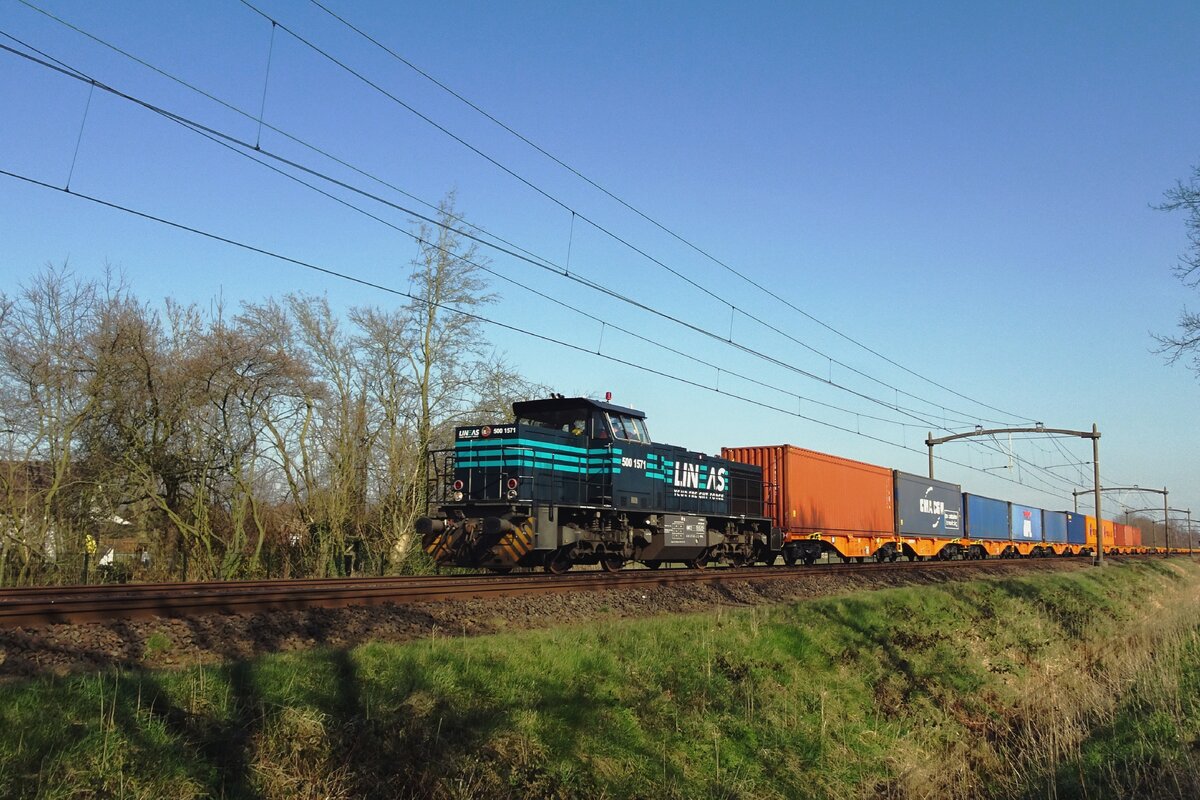 Lineas 5001571 ziehtn am 10 März 2022 ein Containerzug durch Oisterwijk.