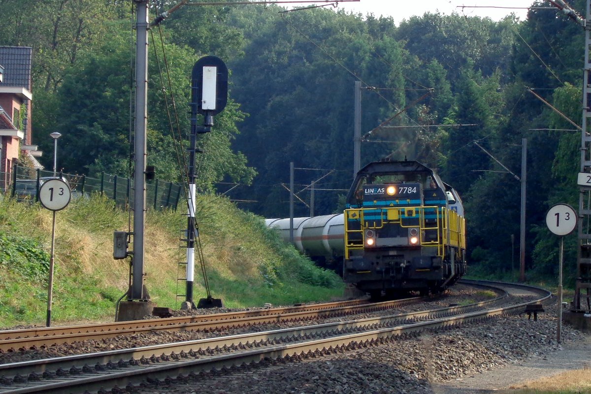 LINEAS 7784 treft am 22 Augustus 2018 mit ein Kesselwagenzug in Venlo ein. Nach Frontwechsel im Bahnhof geht die Fahrt weiter nach Geleen-Lutterade.