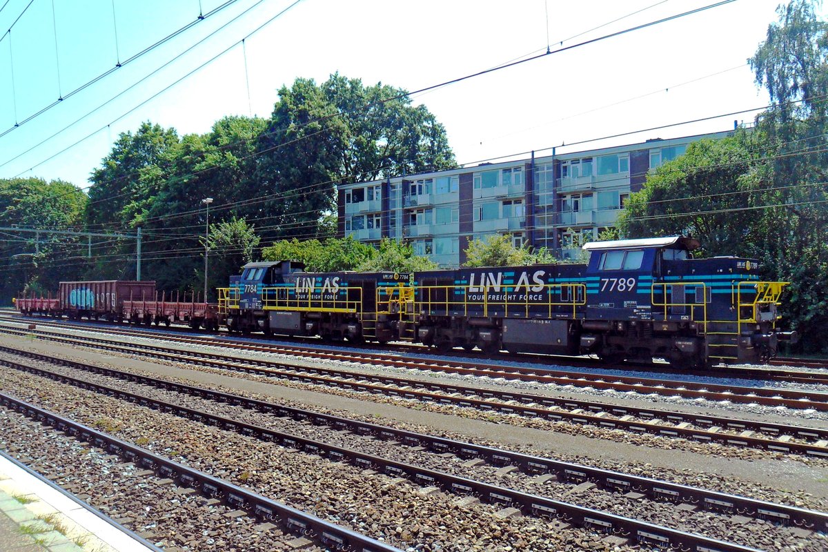 LINEAS -die Gutersparte von SNCB- 7789 steht mit der 7784 und drei Wagen abgestellt in Tilburg-Universiteit.