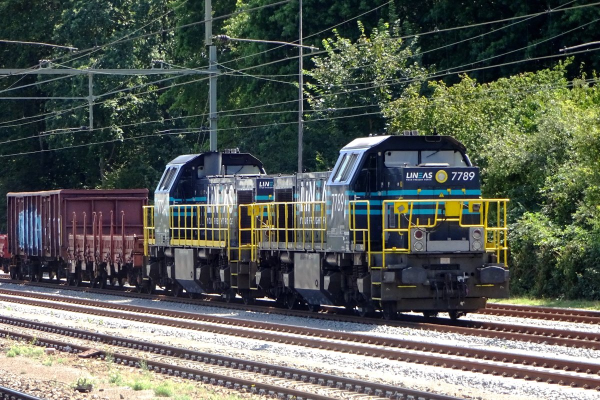 LINEAS -die Gutersparte von SNCB- 7789 steht mit der 7784 und drei Wagen abgestellt in Tilburg-Universiteit.