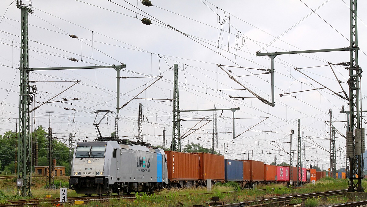 LINEAS/PAILPOOL 186 427 durchfährt mit ihrem Containerzug den Güterbahnhof Oberhausen in Höhe des Stellwerks Mathilde 09.06.2022