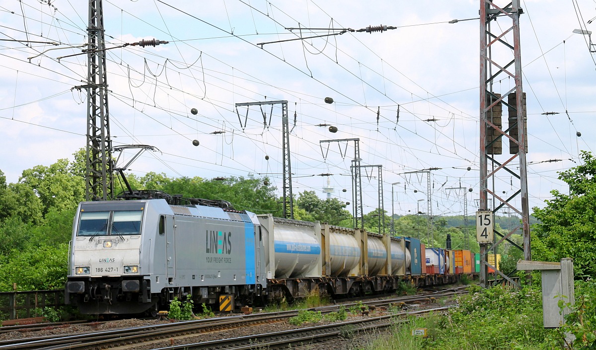 LINEAS/RP 186 427 mit gemischtem Containerzug fhrt am ehemaligen  Stellwerk Duisburg-Hochfeld -Vorbahnhof vorbei Richtung Norden 11.06.2022