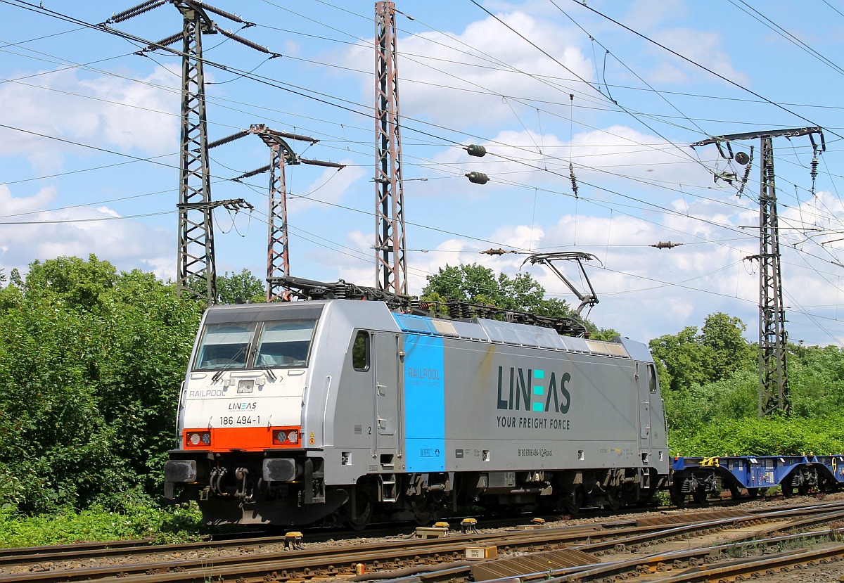 LINEAS/RP 186 494 in Hhe des stillgelegten Stellwerks Dortmund-Hochfeld-Vorbahnhof 11.06.2022