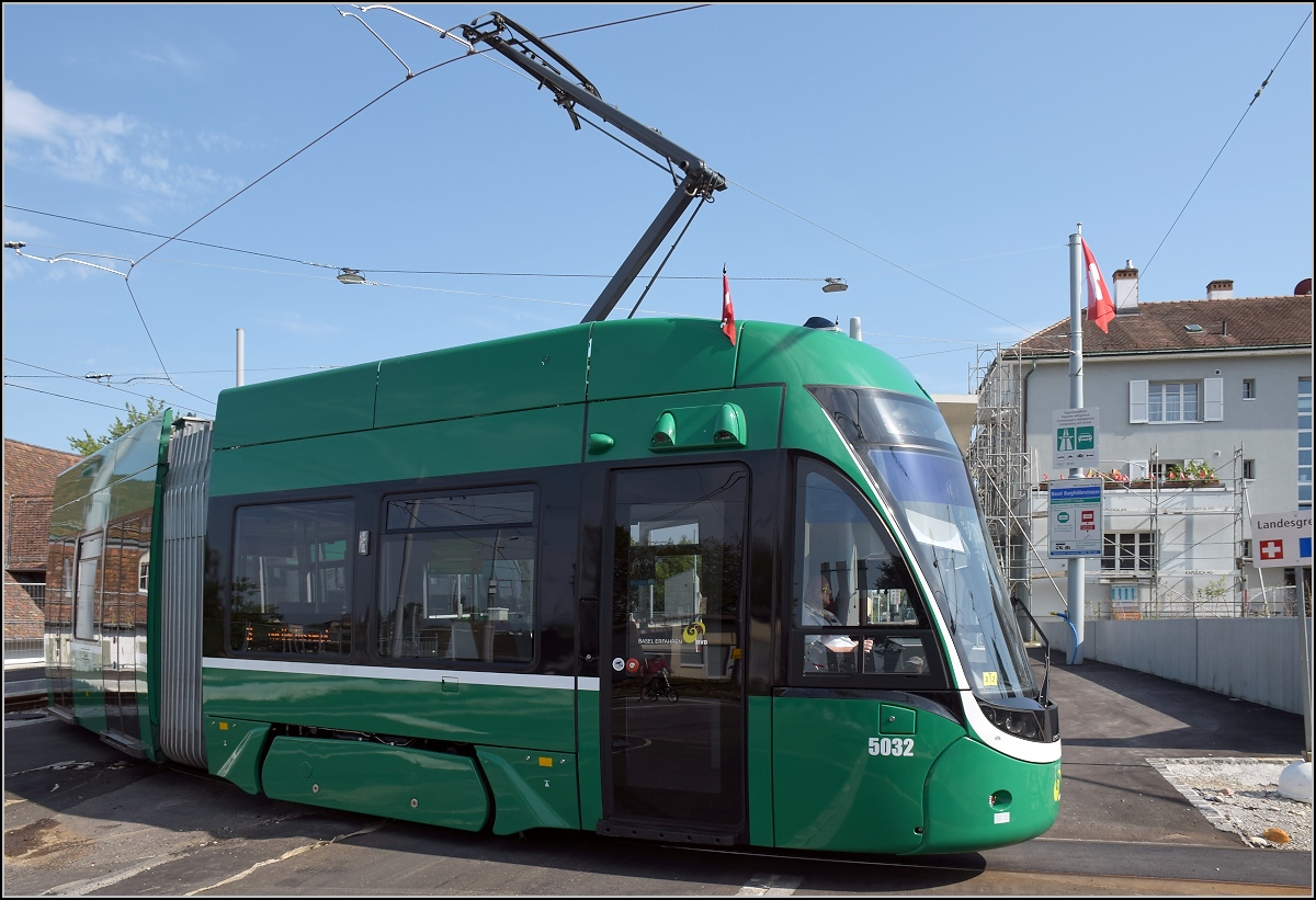 Linie 3 nach Frankreich. Flexity 5032 macht rund um das Zollgebäude Kehrt nach Basel. Wer genau hinschaut, entdeckt sogar das Schild Landesgrenze, das ich leider erst nachträglich zur Hälfte im Bild gefunden habe. 
St. Louis, Juli 2017.