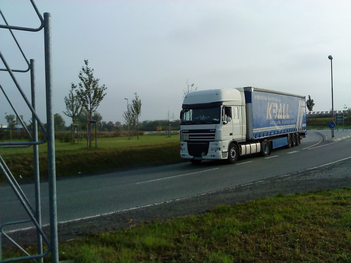 LKS SZM DAF XF mit Pritsche-Planen-Auflieger auf dem Rckweg vom Autohof in Grnstadt am 26.09.2013