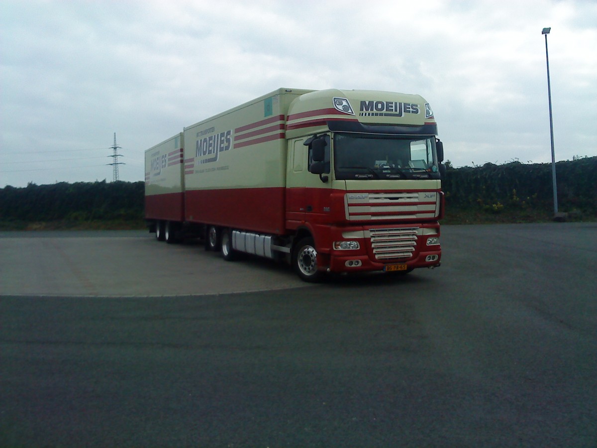 LKW DAF XF Gliederzug als Kofferaufbau der Spedition Moeijes aus Holland auf dem Autohof in Grnstadt am 24.09.2013 