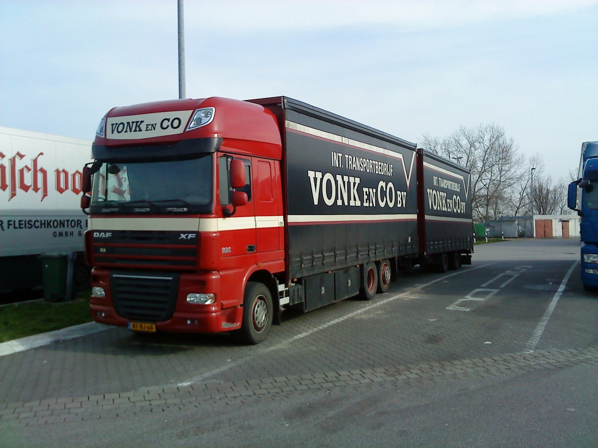 LKW DAF XF Hngerzug mit Pritsche-Planen-Auflieger der Spedition Vonk en Co, Internationale Transporte gesehen auf dem Rasthof Dannstadt an der A 61 am 18.02.2014