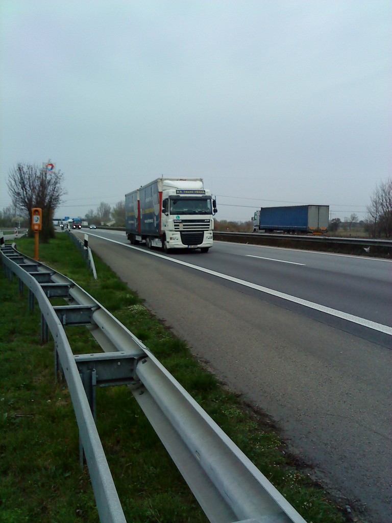 LKW DAF XF Hngerzug mit Pritsche-Planen-Aufbau gesehen auf der A 61 Hhe Rasthof Dannstadt am 18.03.2014