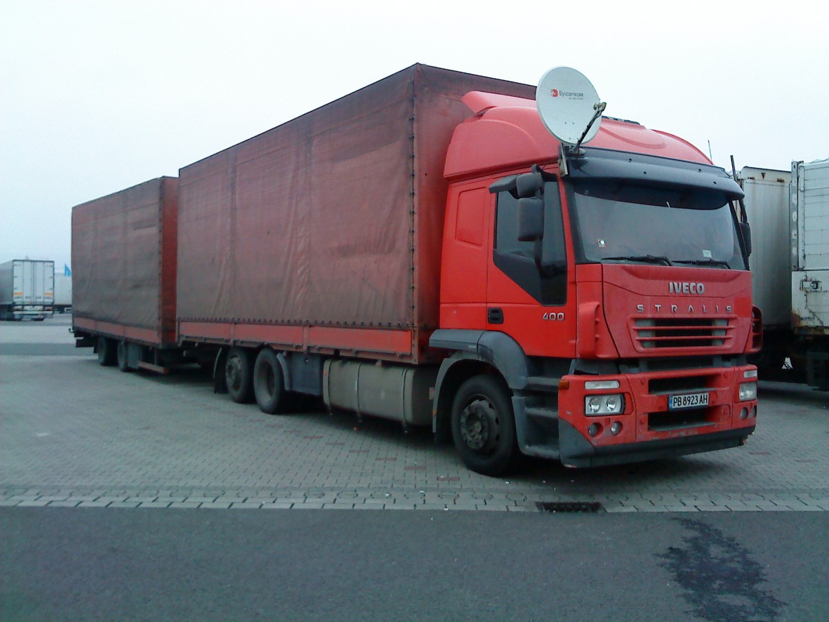 LKW Gliederzug IVECO Stralis 400 bei der Rast auf dem Autohof in Grnstadt am 20.11.2013