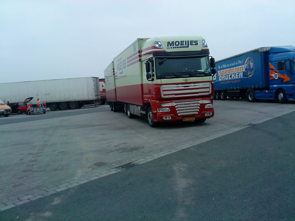 LKW Gliederzug mit Kofferaubau der Spedition MOEIJES aus Holland auf dem Autohof in Grnstadt am 20,11,2013