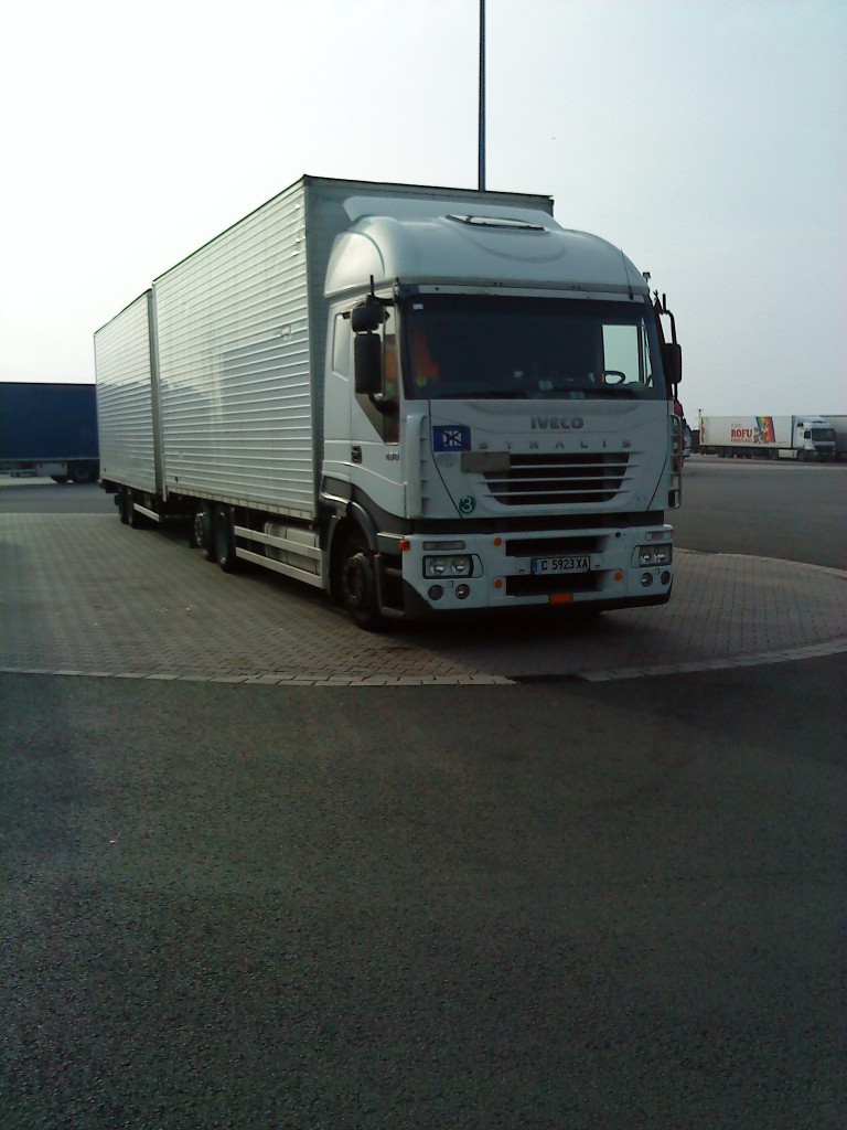 LKW IVECO Stralis Gliederzug mit Kofferaufbau auf dem Autohof in Grnstadt am 24.09.2013