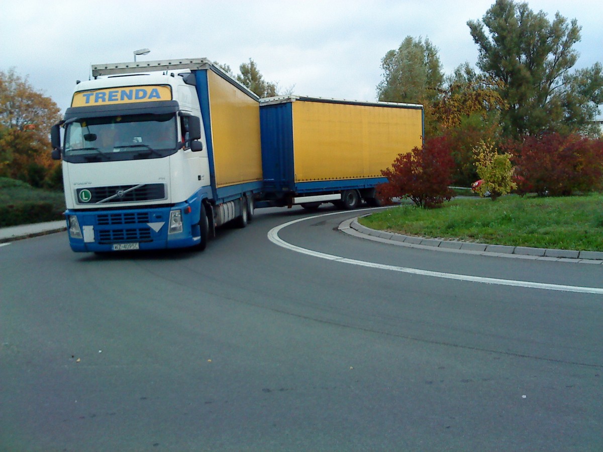 LKW MAN FH als Gliederzug mit Planenaufbau auf dem Weg zum Autohof in Grnstadt in 23.10.2013