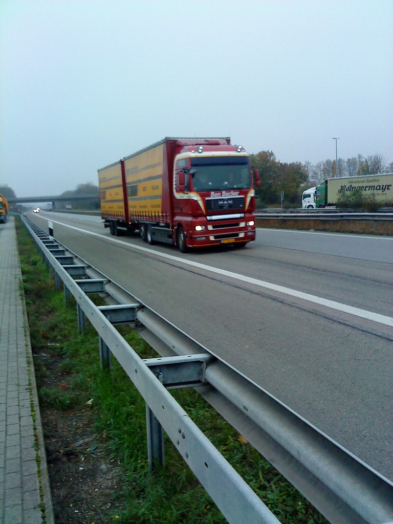 LKW MAN Gliederzug mit Pritsche-Planen-Auflieger der Spedition Ben Becker unterwegs auf der A 61 bei Dannstadt am 19.11.2013