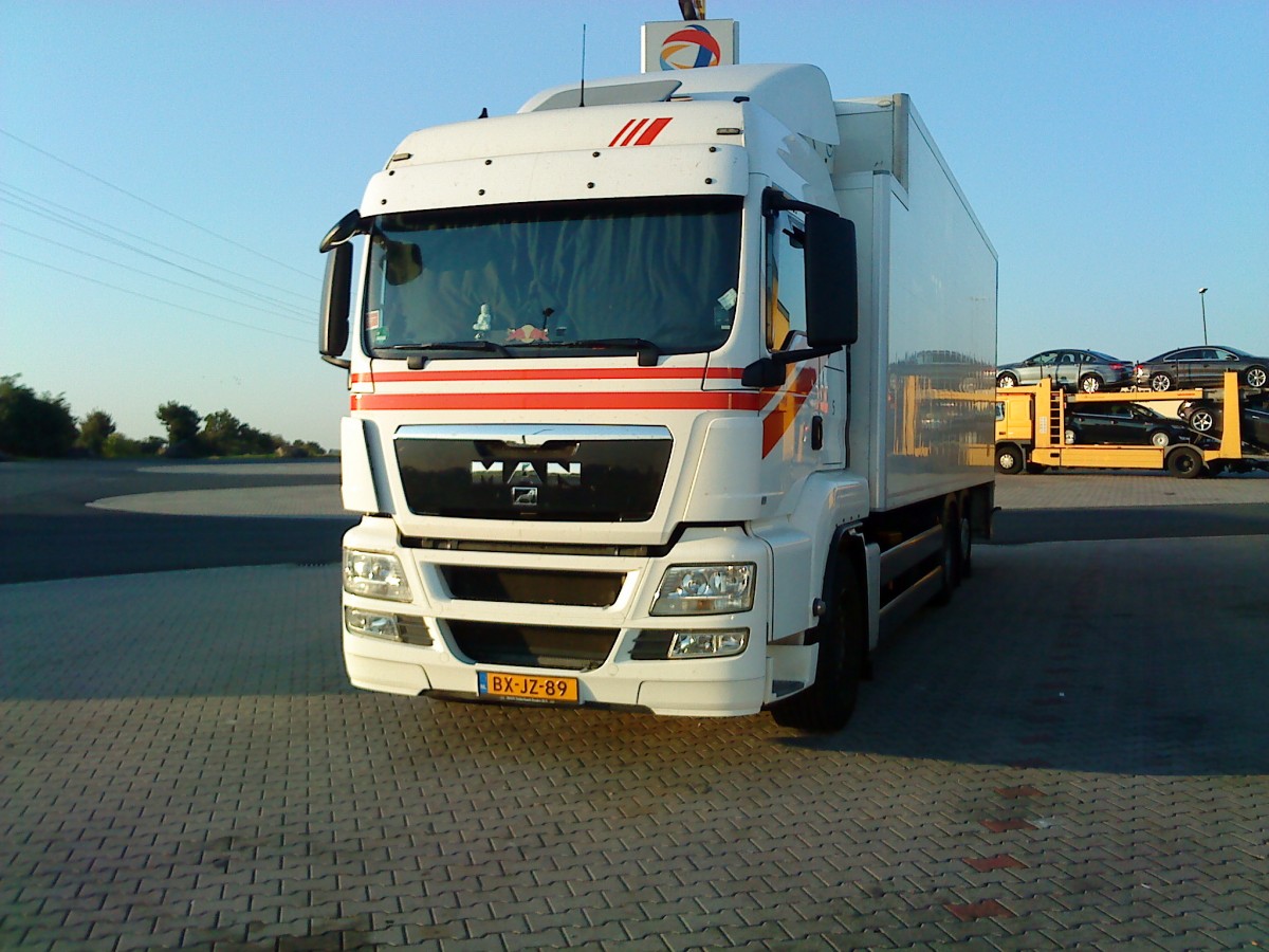 LKW MAN Motorwagenchassis mit Khlkofferaufbau auf dem Autohof in Grnstadt am 12.09.2013