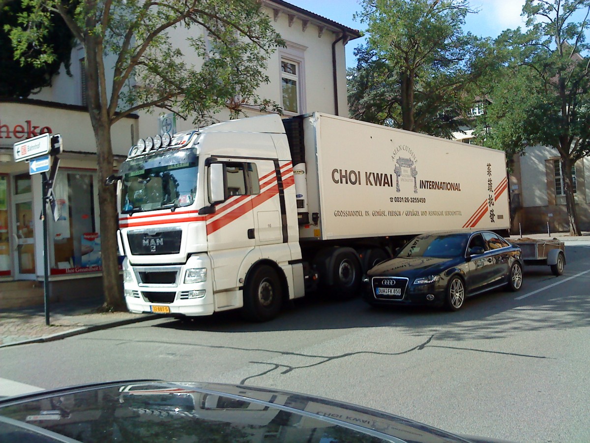 LKW MAN SZM mit Tiefkhlauflieger bei einer Belieferung eines China-Restaurant in Bad Drkheim am 18.09.2013